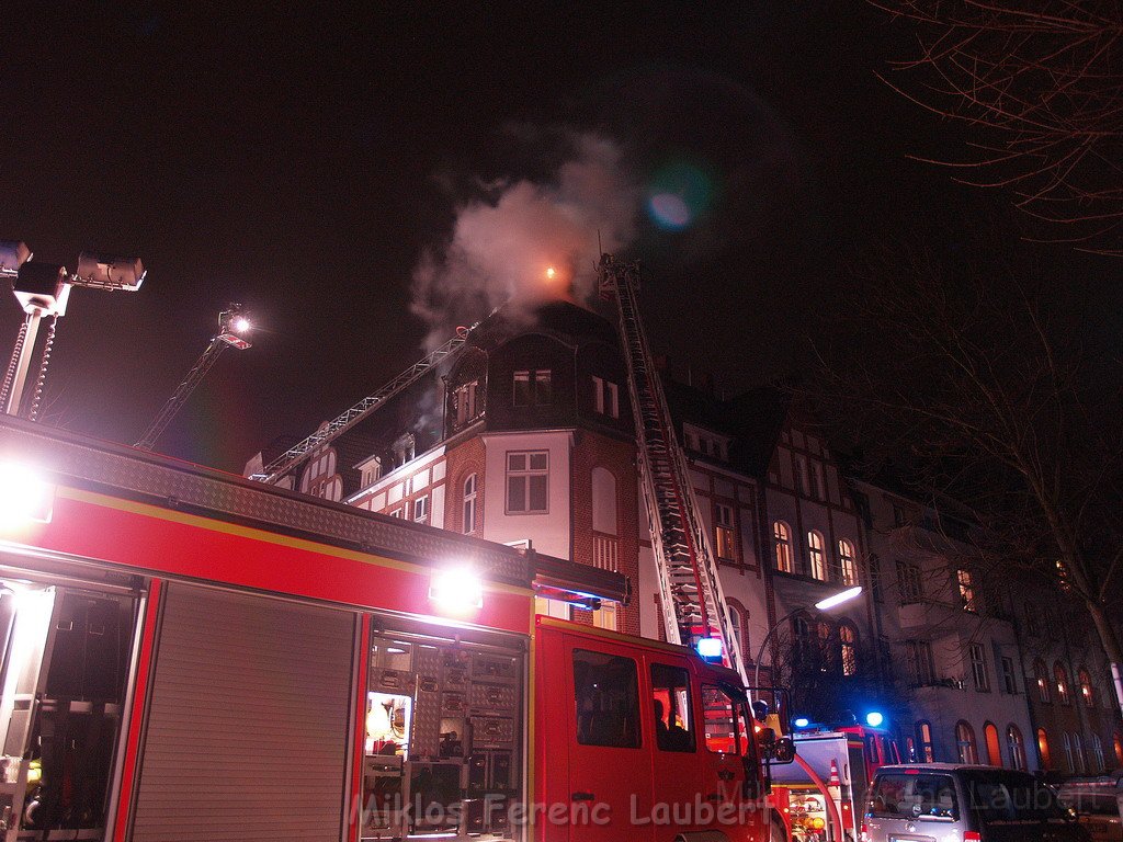 Feuer 3 Dachstuhlbrand Koeln Muelheim Gluecksburgstr P079.JPG